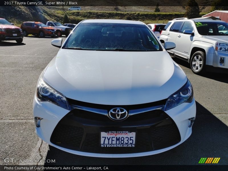 Super White / Black 2017 Toyota Camry SE