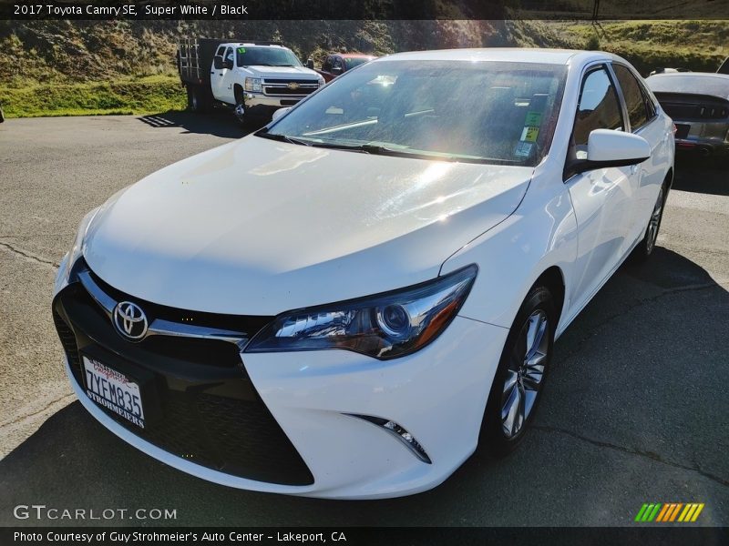 Super White / Black 2017 Toyota Camry SE