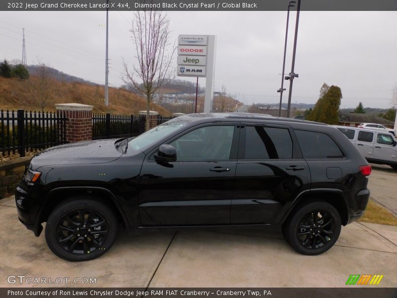 Diamond Black Crystal Pearl / Global Black 2022 Jeep Grand Cherokee Laredo X 4x4