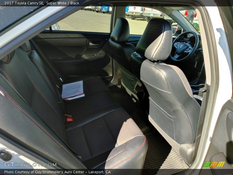 Super White / Black 2017 Toyota Camry SE