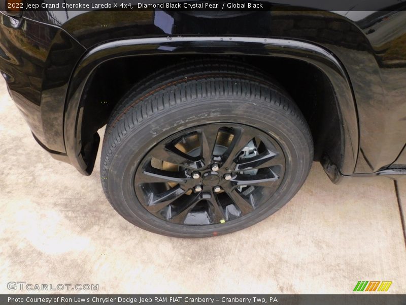 Diamond Black Crystal Pearl / Global Black 2022 Jeep Grand Cherokee Laredo X 4x4