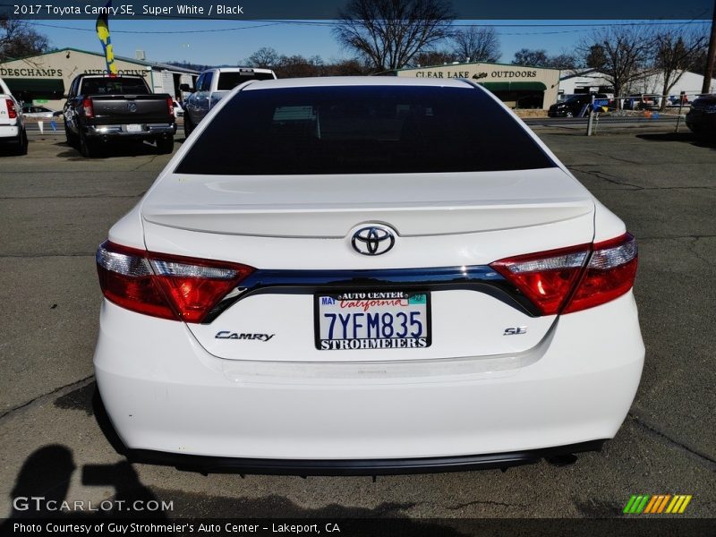 Super White / Black 2017 Toyota Camry SE