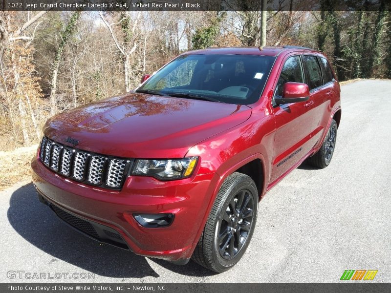 Velvet Red Pearl / Black 2022 Jeep Grand Cherokee Laredo X 4x4