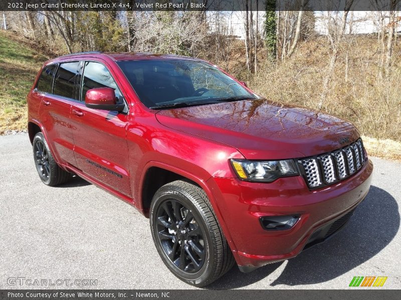 Front 3/4 View of 2022 Grand Cherokee Laredo X 4x4