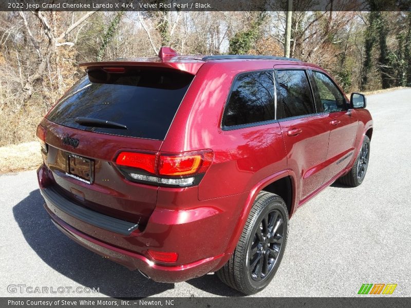 Velvet Red Pearl / Black 2022 Jeep Grand Cherokee Laredo X 4x4
