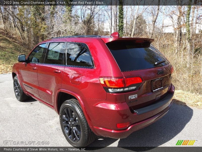 Velvet Red Pearl / Black 2022 Jeep Grand Cherokee Laredo X 4x4
