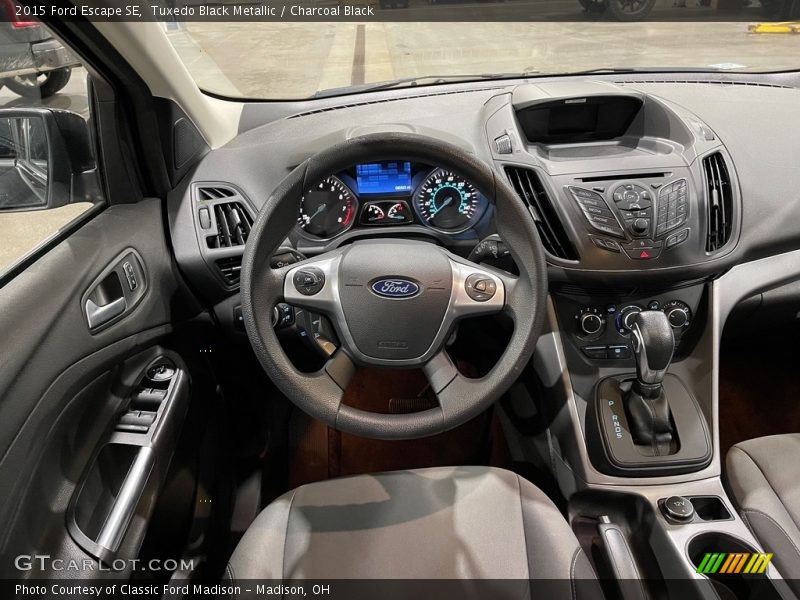 Tuxedo Black Metallic / Charcoal Black 2015 Ford Escape SE