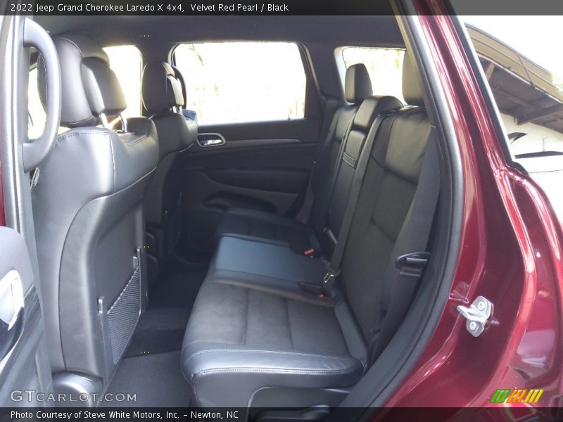 Velvet Red Pearl / Black 2022 Jeep Grand Cherokee Laredo X 4x4