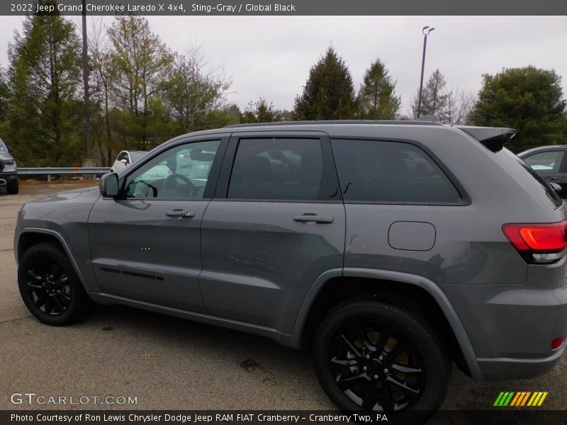 Sting-Gray / Global Black 2022 Jeep Grand Cherokee Laredo X 4x4