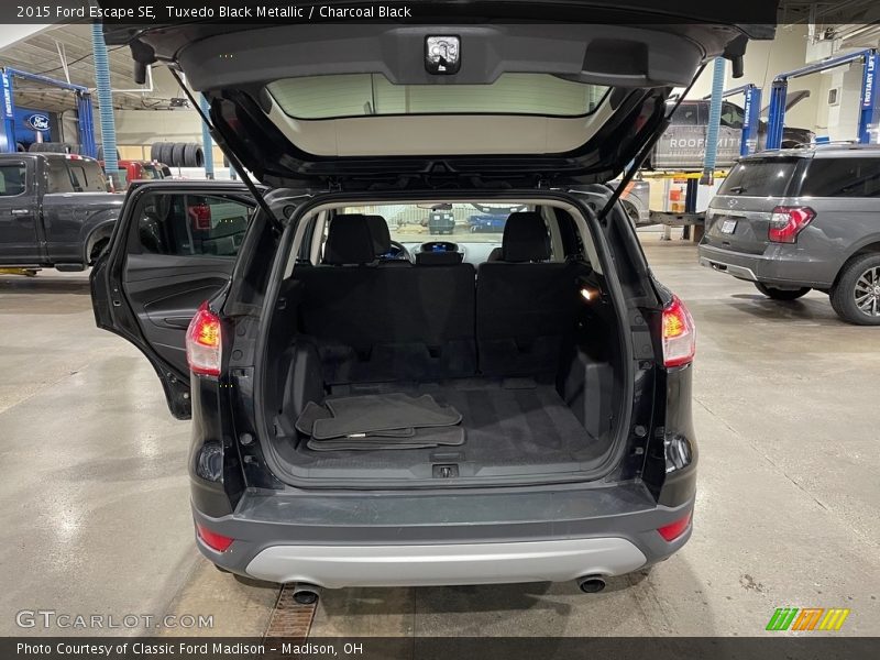 Tuxedo Black Metallic / Charcoal Black 2015 Ford Escape SE