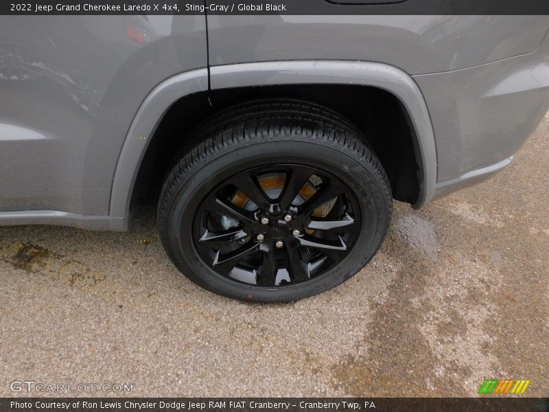 Sting-Gray / Global Black 2022 Jeep Grand Cherokee Laredo X 4x4