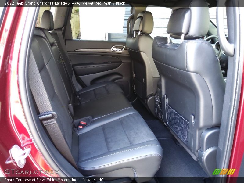 Velvet Red Pearl / Black 2022 Jeep Grand Cherokee Laredo X 4x4