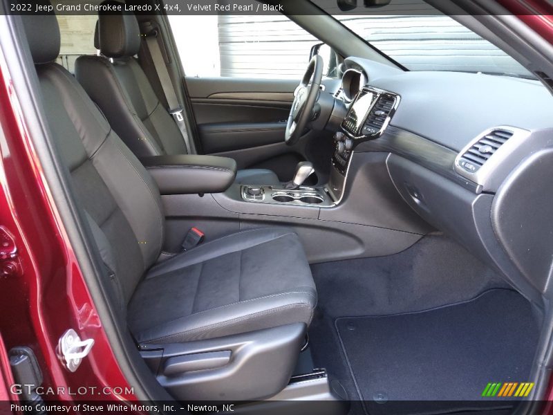 Velvet Red Pearl / Black 2022 Jeep Grand Cherokee Laredo X 4x4