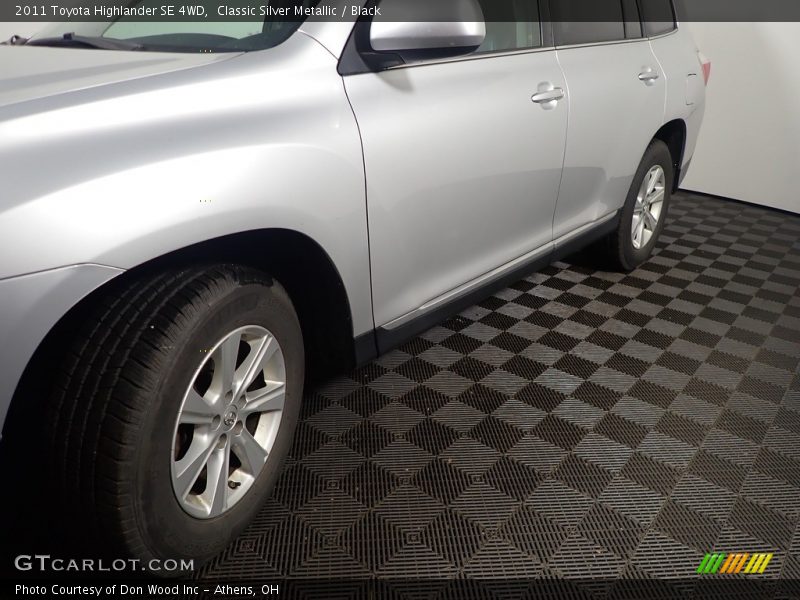 Classic Silver Metallic / Black 2011 Toyota Highlander SE 4WD