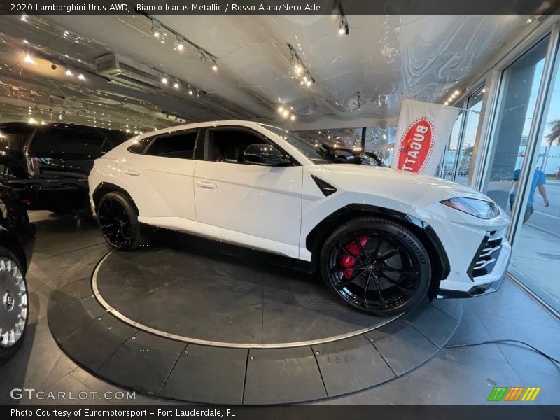 Bianco Icarus Metallic / Rosso Alala/Nero Ade 2020 Lamborghini Urus AWD
