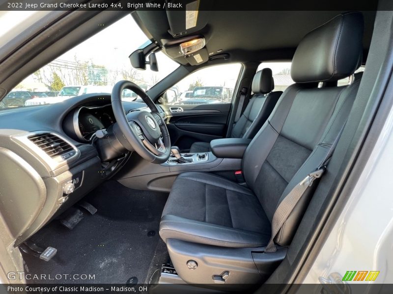 Bright White / Black 2022 Jeep Grand Cherokee Laredo 4x4