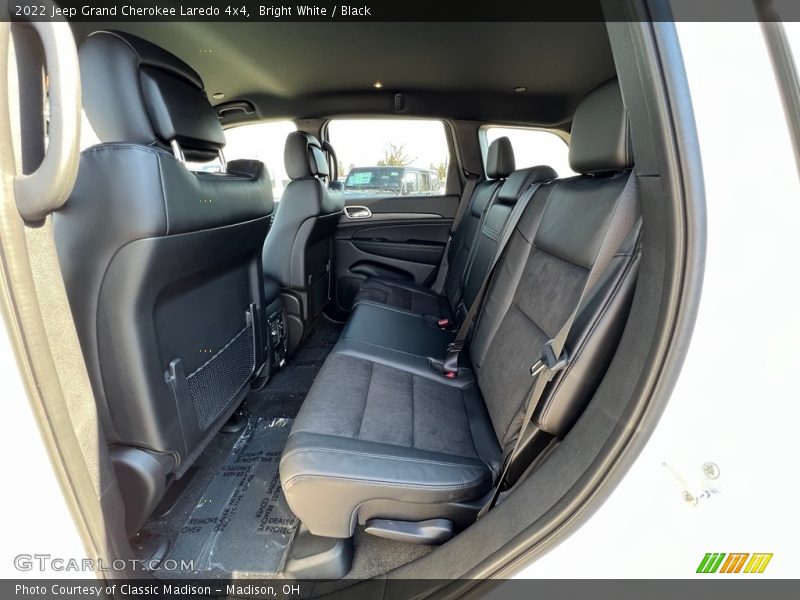 Bright White / Black 2022 Jeep Grand Cherokee Laredo 4x4