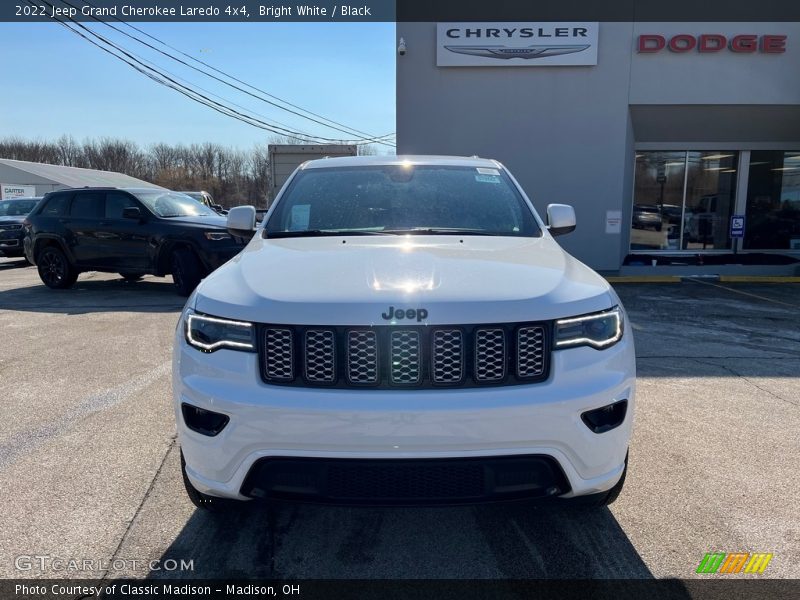 Bright White / Black 2022 Jeep Grand Cherokee Laredo 4x4