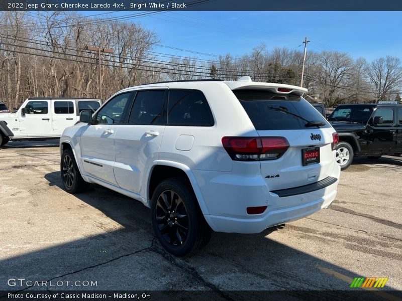Bright White / Black 2022 Jeep Grand Cherokee Laredo 4x4