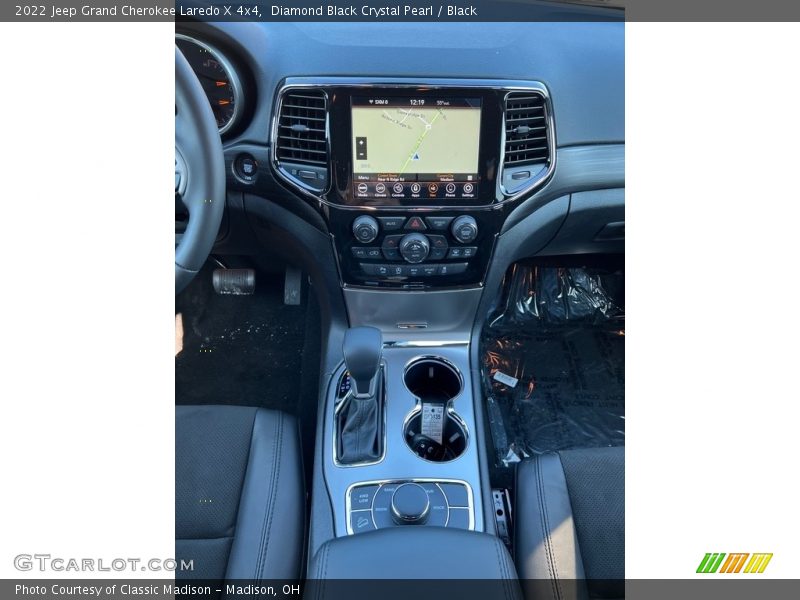 Diamond Black Crystal Pearl / Black 2022 Jeep Grand Cherokee Laredo X 4x4