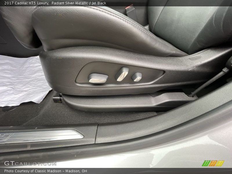 Radiant Silver Metallic / Jet Black 2017 Cadillac XT5 Luxury