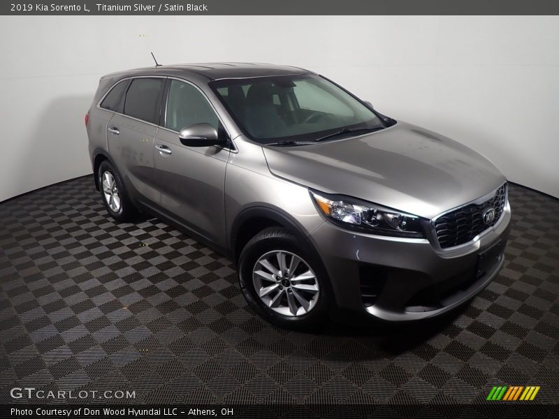 Titanium Silver / Satin Black 2019 Kia Sorento L