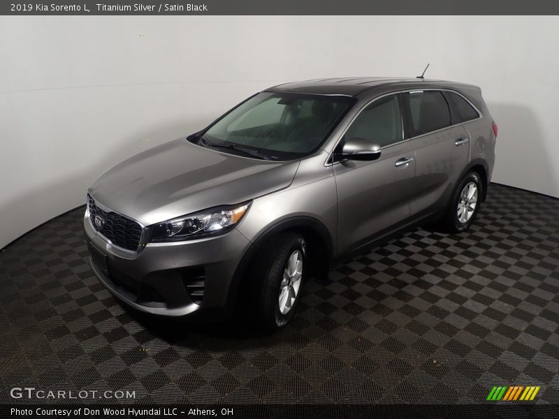 Titanium Silver / Satin Black 2019 Kia Sorento L