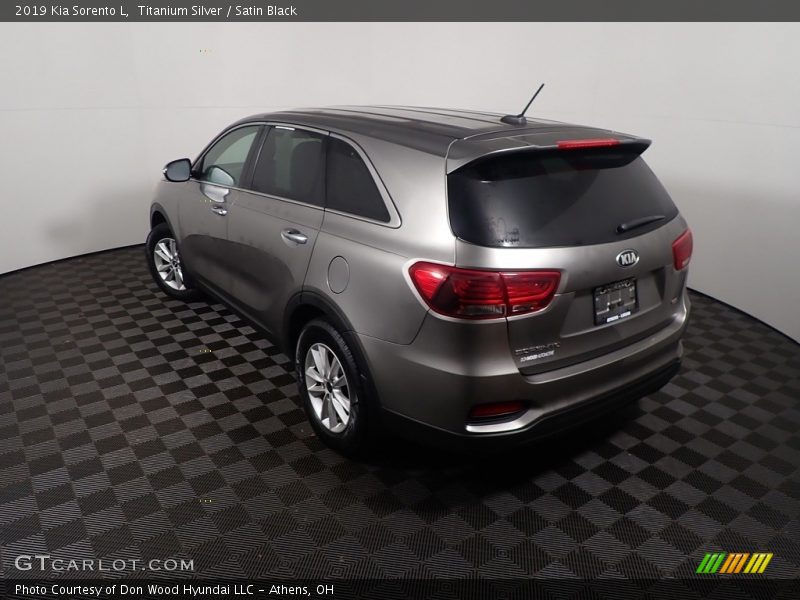 Titanium Silver / Satin Black 2019 Kia Sorento L