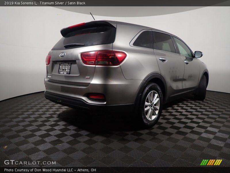 Titanium Silver / Satin Black 2019 Kia Sorento L