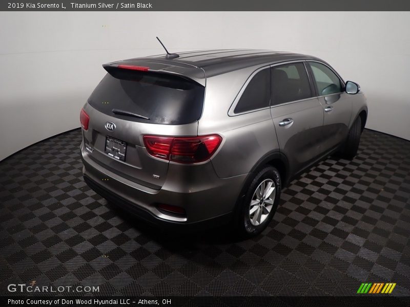 Titanium Silver / Satin Black 2019 Kia Sorento L