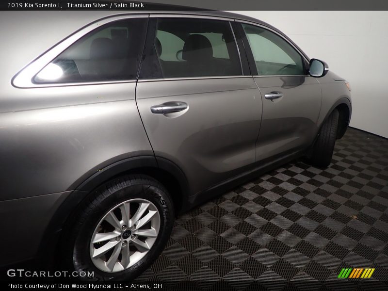 Titanium Silver / Satin Black 2019 Kia Sorento L