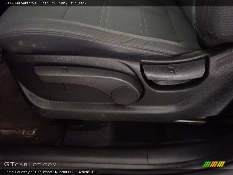 Titanium Silver / Satin Black 2019 Kia Sorento L