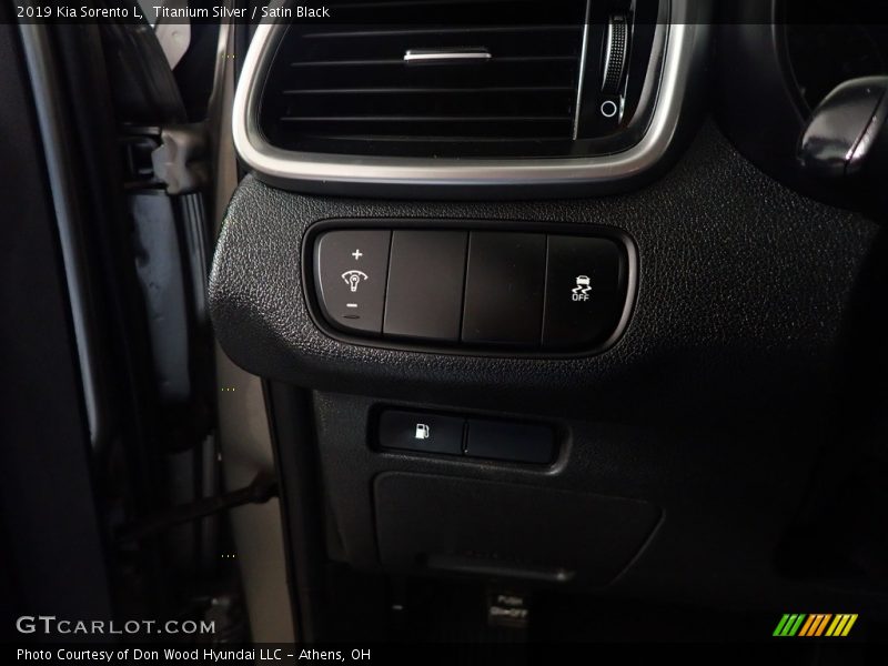 Titanium Silver / Satin Black 2019 Kia Sorento L