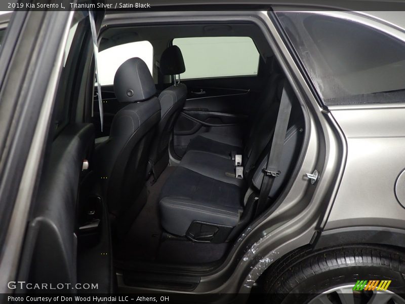 Titanium Silver / Satin Black 2019 Kia Sorento L