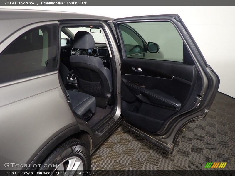 Titanium Silver / Satin Black 2019 Kia Sorento L