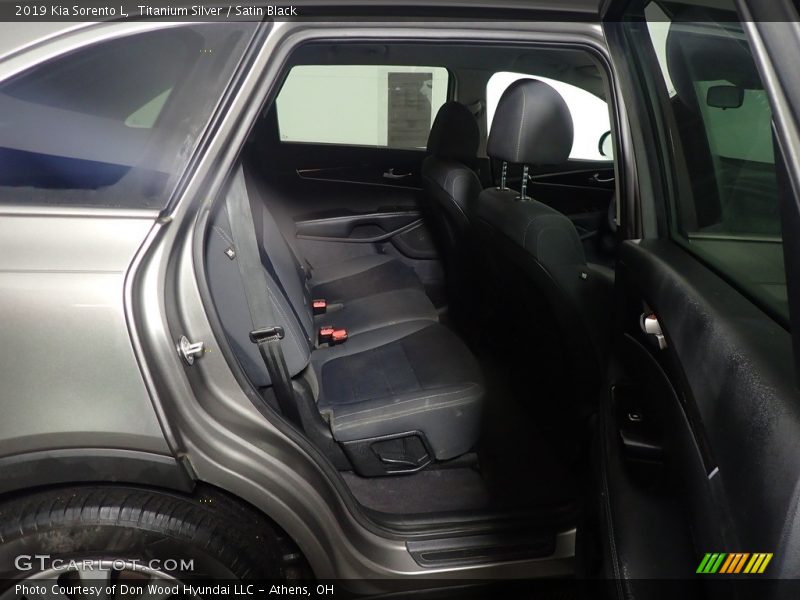 Titanium Silver / Satin Black 2019 Kia Sorento L