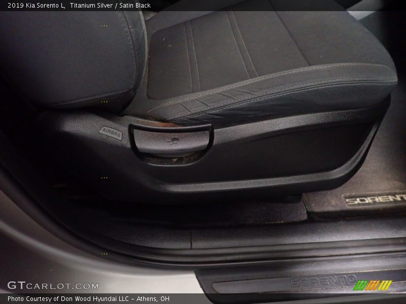 Titanium Silver / Satin Black 2019 Kia Sorento L