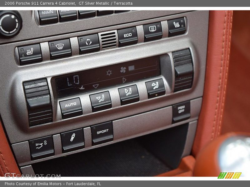 Controls of 2006 911 Carrera 4 Cabriolet