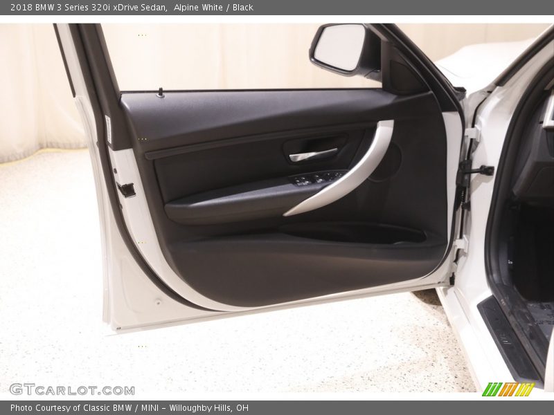 Alpine White / Black 2018 BMW 3 Series 320i xDrive Sedan