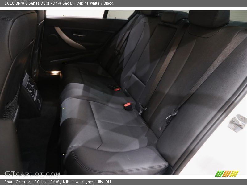 Alpine White / Black 2018 BMW 3 Series 320i xDrive Sedan