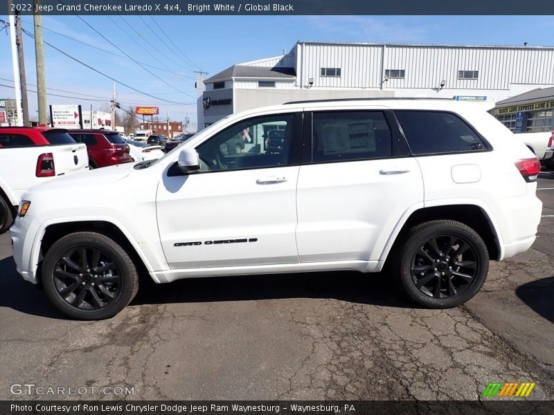 Bright White / Global Black 2022 Jeep Grand Cherokee Laredo X 4x4