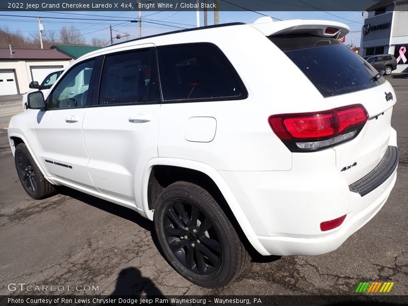 Bright White / Global Black 2022 Jeep Grand Cherokee Laredo X 4x4