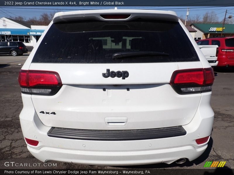 Bright White / Global Black 2022 Jeep Grand Cherokee Laredo X 4x4