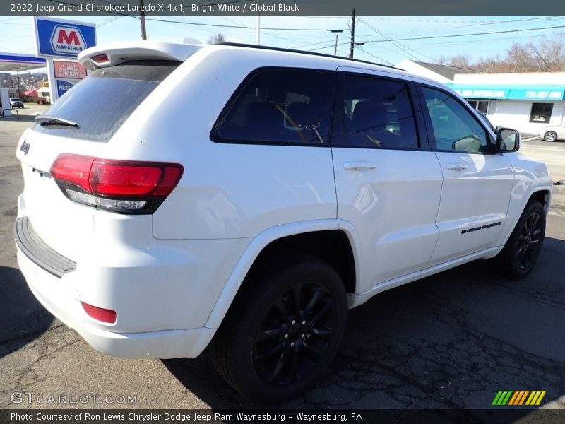 Bright White / Global Black 2022 Jeep Grand Cherokee Laredo X 4x4