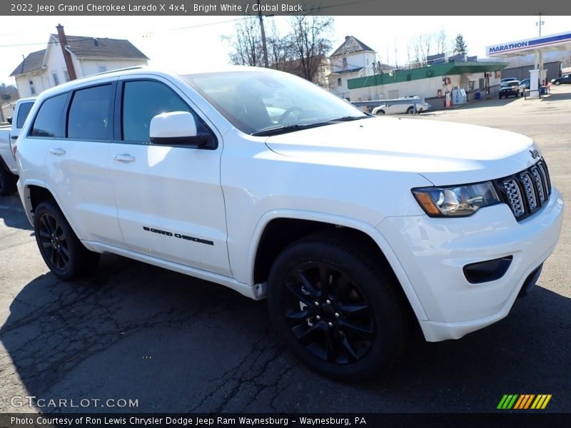 Bright White / Global Black 2022 Jeep Grand Cherokee Laredo X 4x4