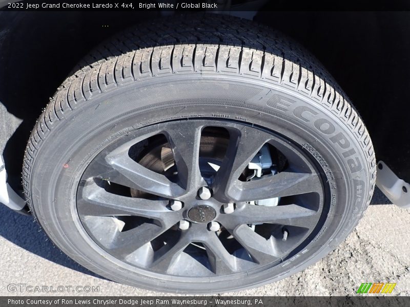 Bright White / Global Black 2022 Jeep Grand Cherokee Laredo X 4x4