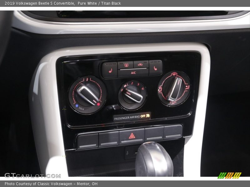 Pure White / Titan Black 2019 Volkswagen Beetle S Convertible