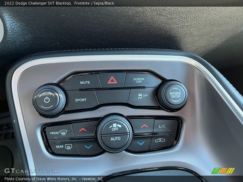 Controls of 2022 Challenger SXT Blacktop