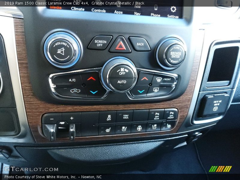 Controls of 2019 1500 Classic Laramie Crew Cab 4x4