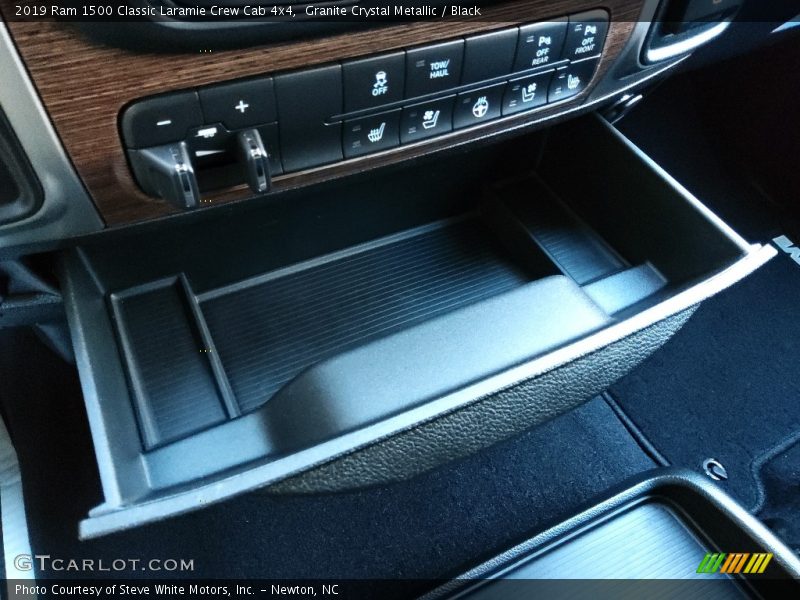 Controls of 2019 1500 Classic Laramie Crew Cab 4x4